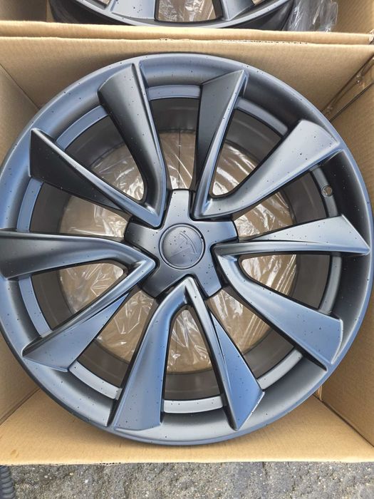 Jante noi Tesla 3 sau Y  R18