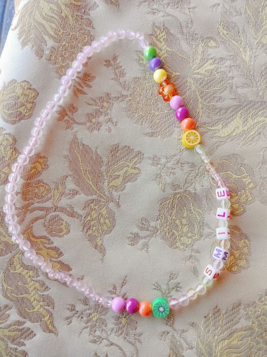 Lot 9 coliere / accesorii de damă diverse – Stiluri variate (perle, mărgele colorate, pandantive)