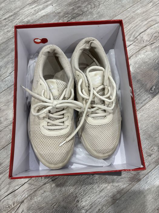 Кроссовки бежевые 38 р