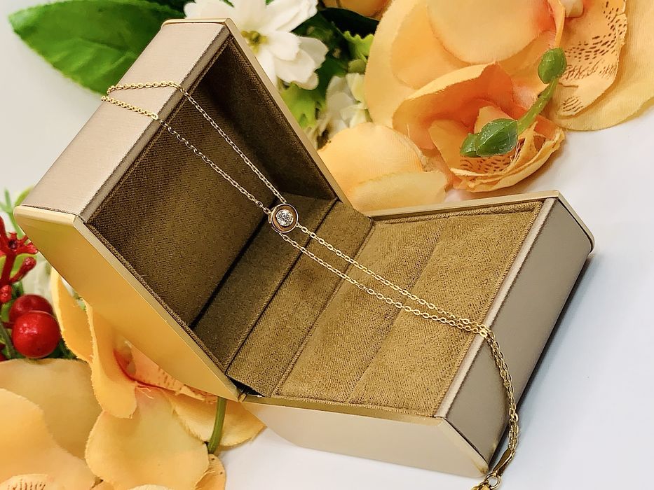 Лаконичный золотой браслет с блистательным бриллиантом