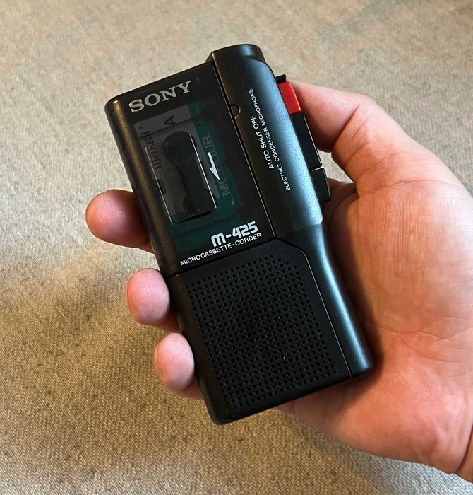 Sony M-425 microcassette recorder cu caseta Maxell MC-60UR