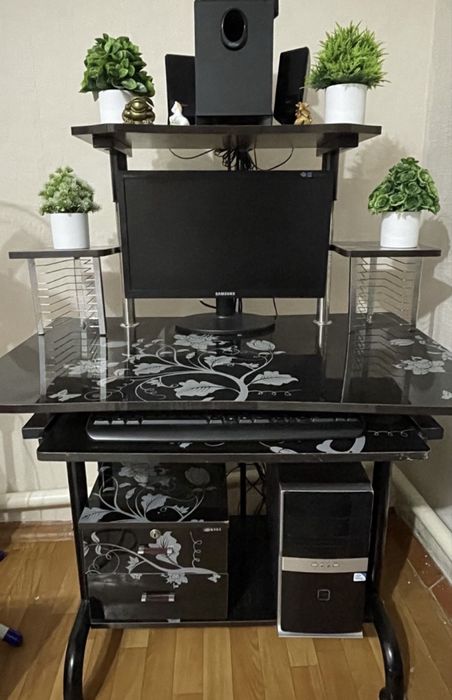 Компьютерный стол с полоной укоплектацией