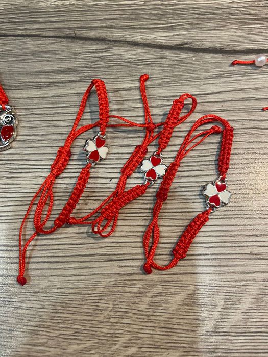 Гривна червен конец