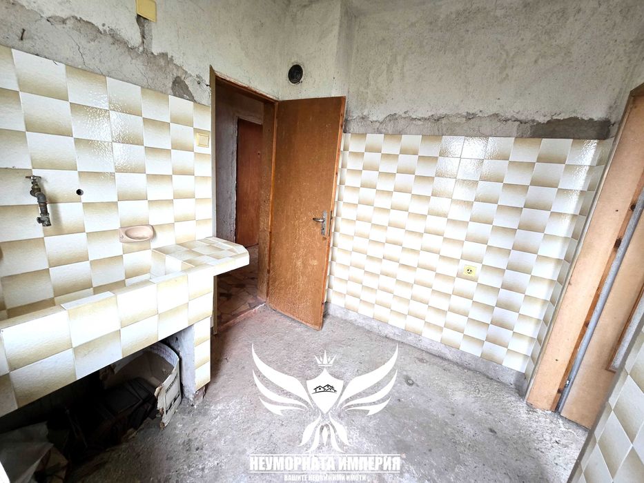 Продавам тристаен апартамент 128кв. с гараж, таван и изба в гр.Хисаря