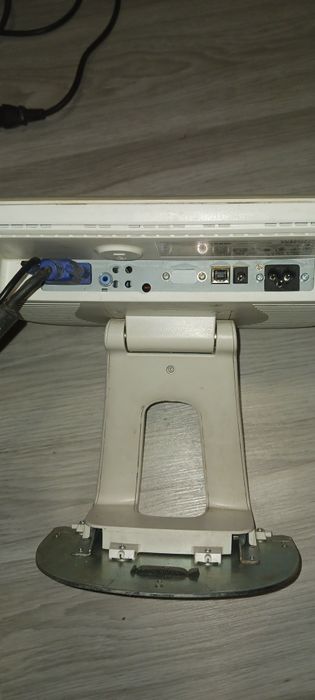 Продавам монитор