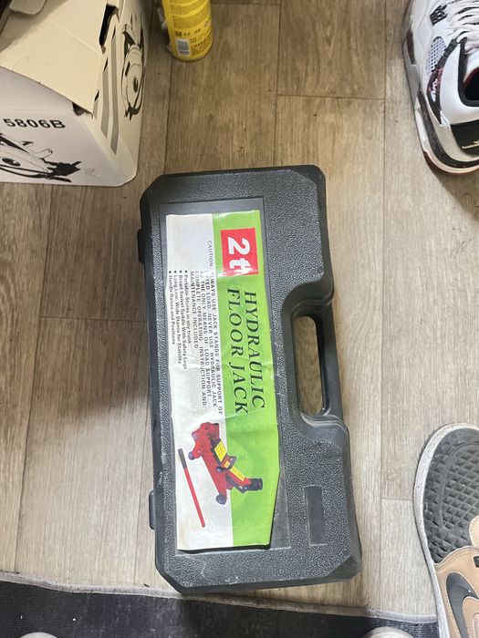 Продаю домкрат до 2 тонн.