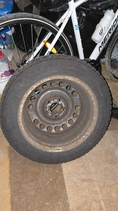 Vand 4 anvelope de iarna Firestone 185/60 R15 + genti de tabla