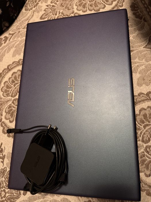 Laptop ASUS VivoBook, generatia 10, 8 GB RAM, SSD 256 GB