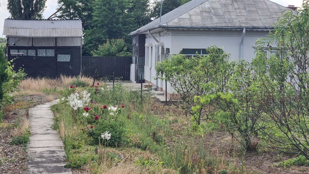 Casa, teren intravilan 2.700mp, 17m desc. DN1, Romanesti, Ju Prahova