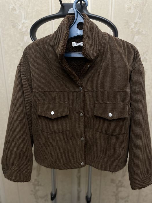 Продам молодежную коричневую куртку .