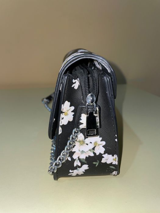 Малка дамска чанта с дълга дръжка