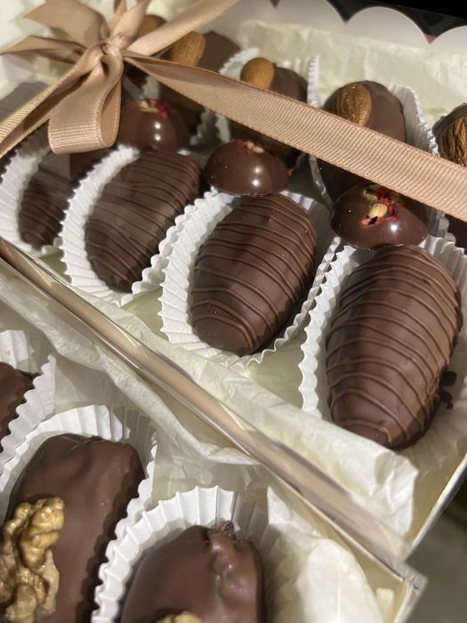 Клубника , голубика , финики в шокодаде