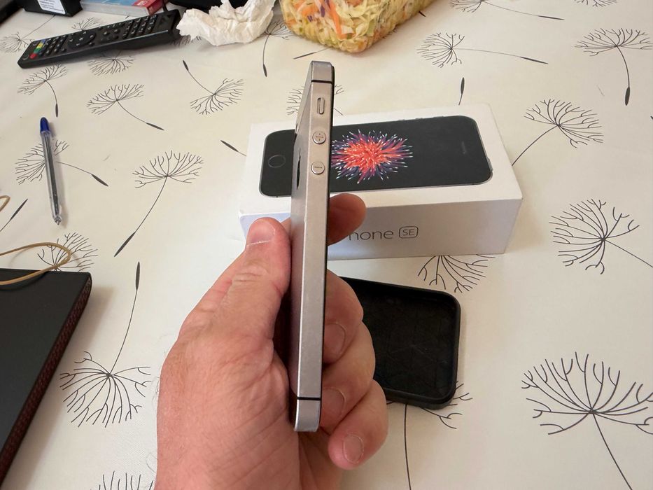 iphone SE 64 GB .