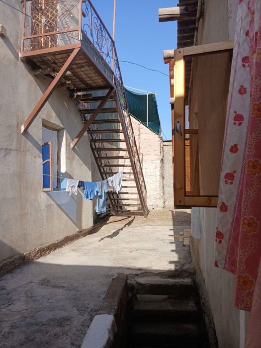 Hovli sotiladi. Продаётся участок