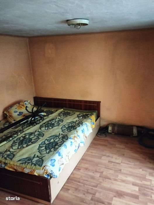 Casă de vânzare cu teren.