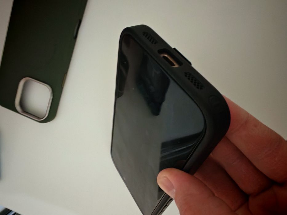 Продам чехолы на iPhone 16 Pro Max