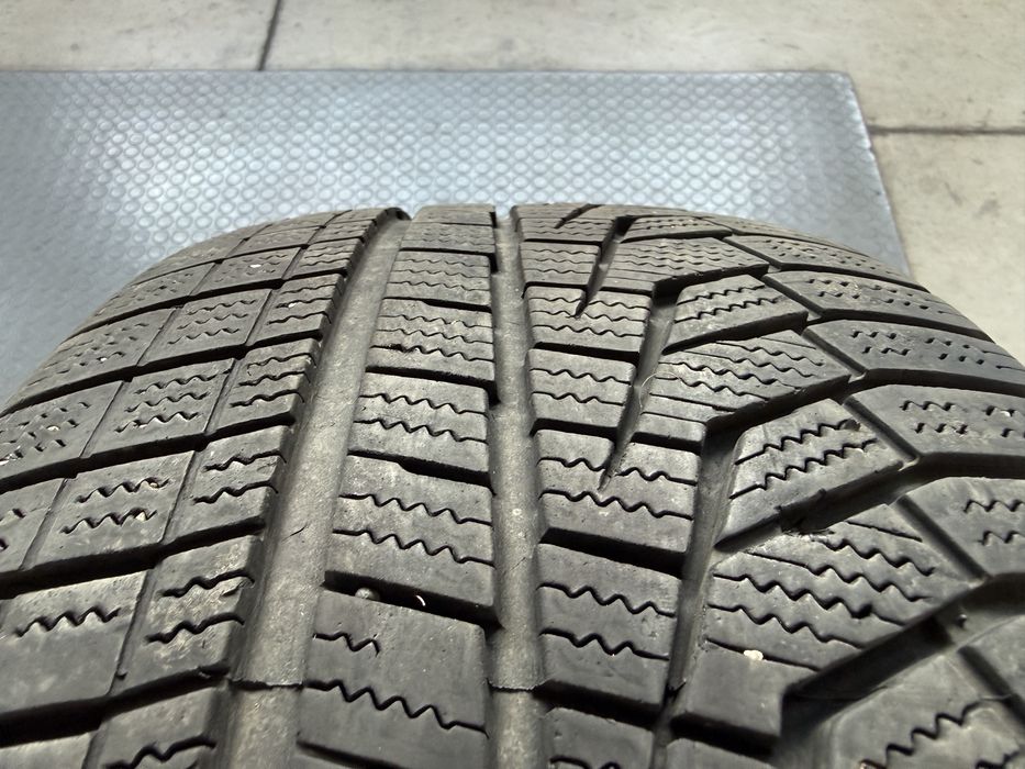 2бр. Отлични Зимни Гуми С Борд 225/50R/17 -HANKOOK- DOT:2224- 5.0мм.