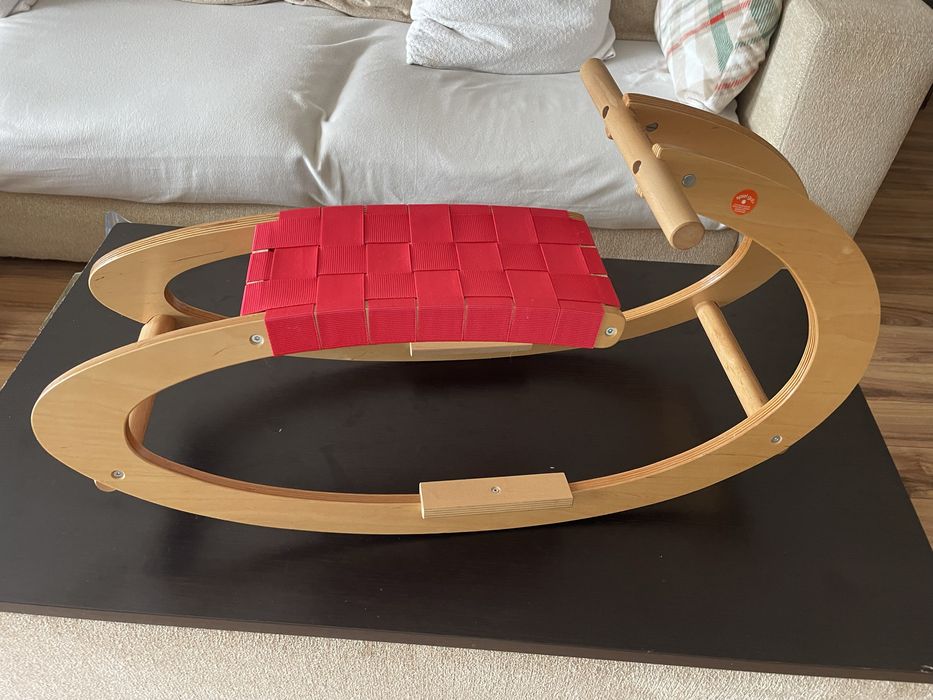 Balansoar rosu pentru copii