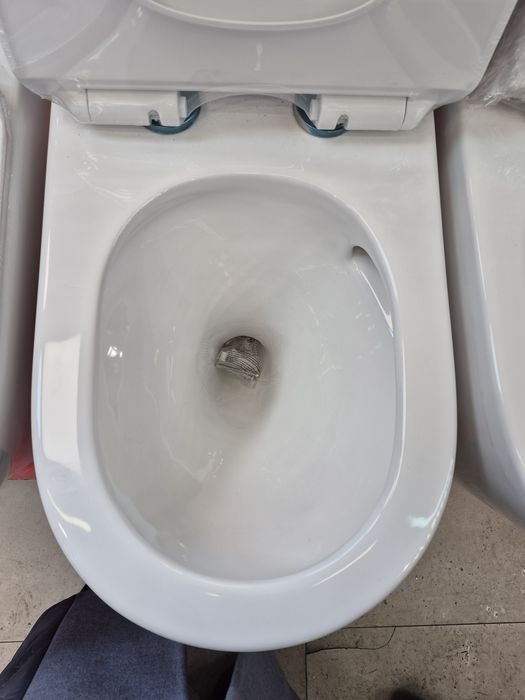 Продаётся унитаз  в нормальном состоянии