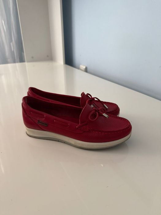 Червени мокасини