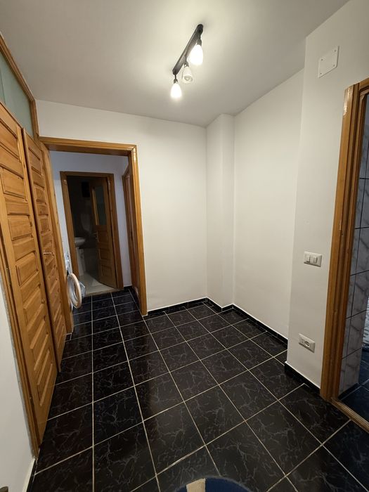 Închiriez apartament cu 2 camere