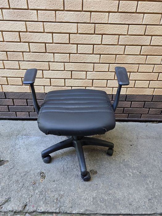 Продаю стул поворотный.