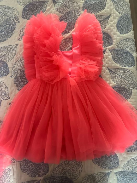 Нарядное пышное платье для девочки со шлейфом