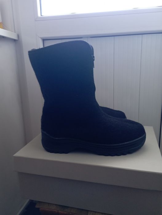 Продам сапоги женские.