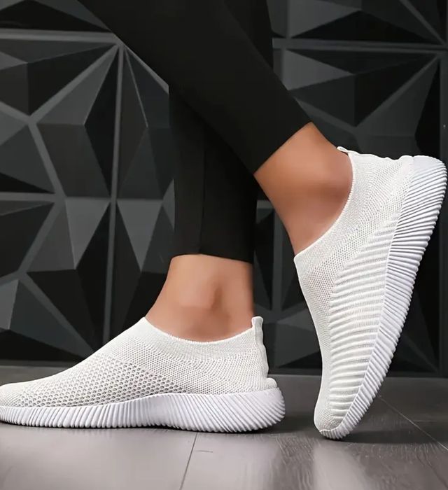 Кроссовки женские