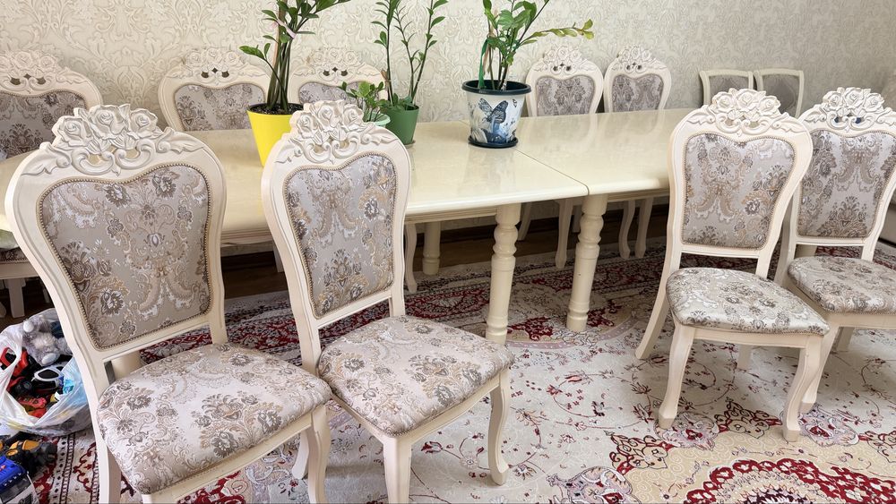 Стол со стульями