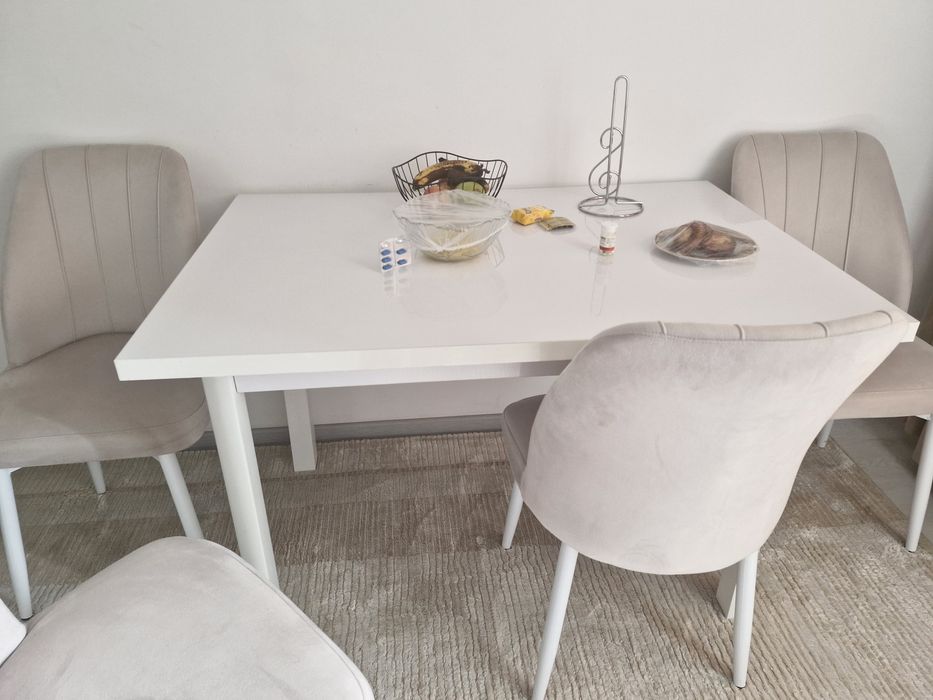 Кухонный стол с 4 мя стульями.