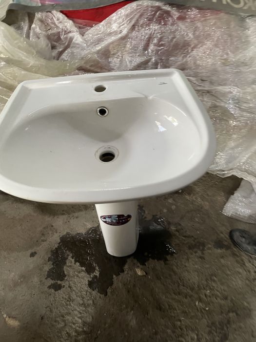 Раковина с ножкой б/у