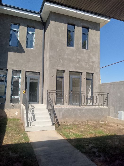 Sotiladi. 2 qavatli hovli tamirlangan holda