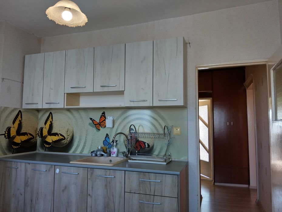 Дава под наем делгосрочно тристаен разширен апаратамент