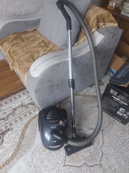 Продается пылесос LG 1500W