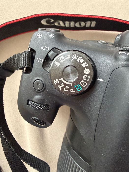 Фотоапарат Canon EOS 2000D + EF-S 18-55 III | Под 2000 кадъра | Отлично състояние