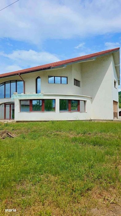 DE VÂNZARE! Proprietate Cu Arhitectură Unică Bunești Vâlcea 219.000 E