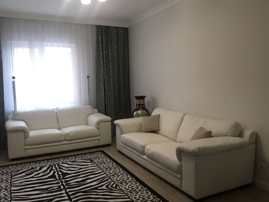 Белый диван из экокожи