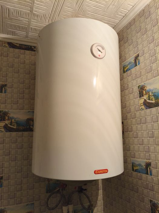 Продам водонагреватель Аристон