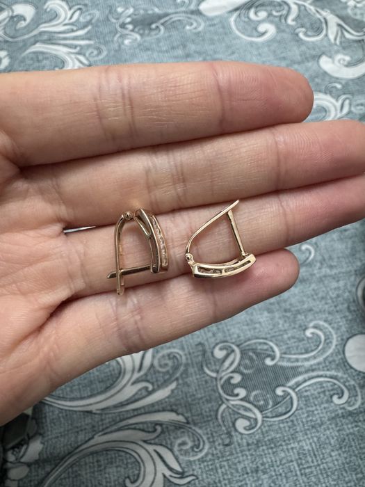 Продам золотые серьги