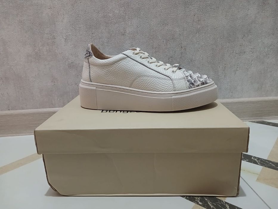 Кроссовки бежевые