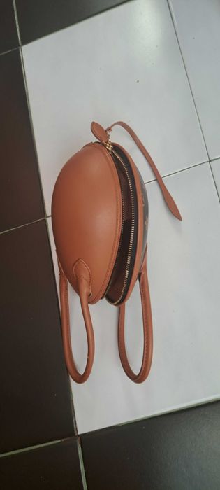 Дамска чанта под формата на яйце като нова