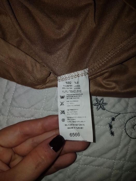 Дамска рокля с плюш на ръкавите