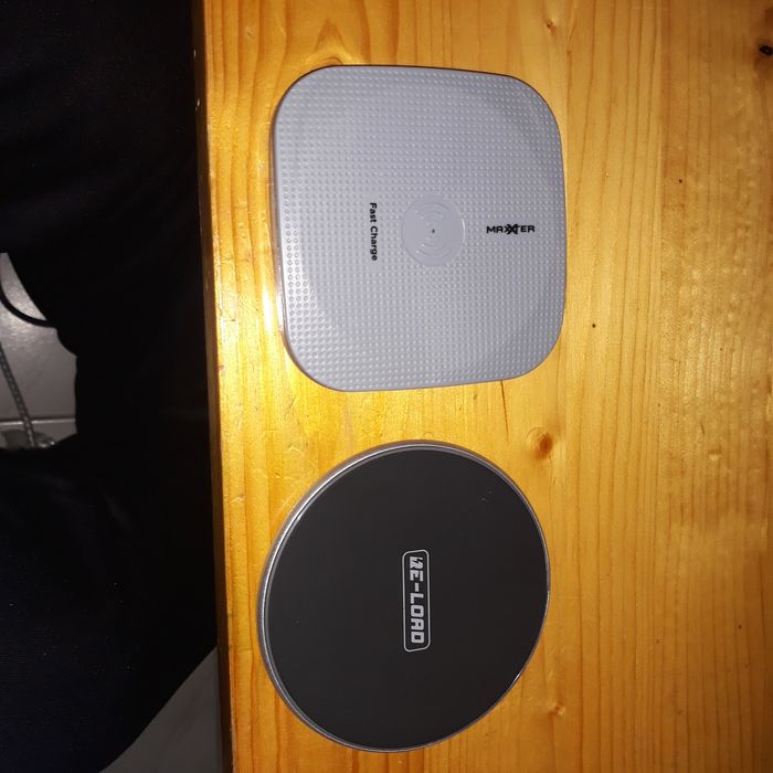 Универсално безжично зарядно за телефон.