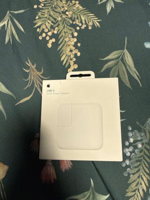 Зарядно и адаптер за MacBook