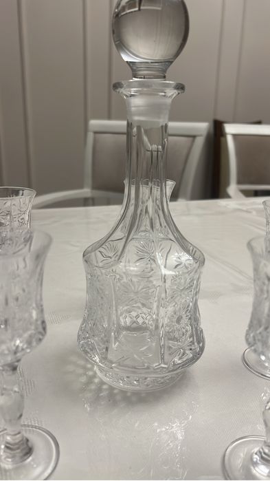 Хрустальный штоф с рюмками, бокалы