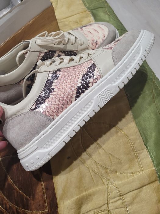 Продам кроссовки весна лето