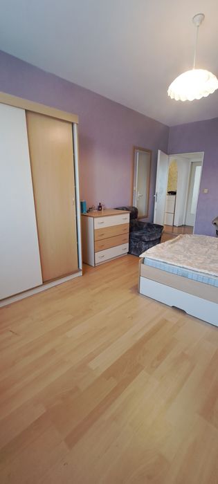 Тристаен апартаммент на 7мин пешеходно от център.