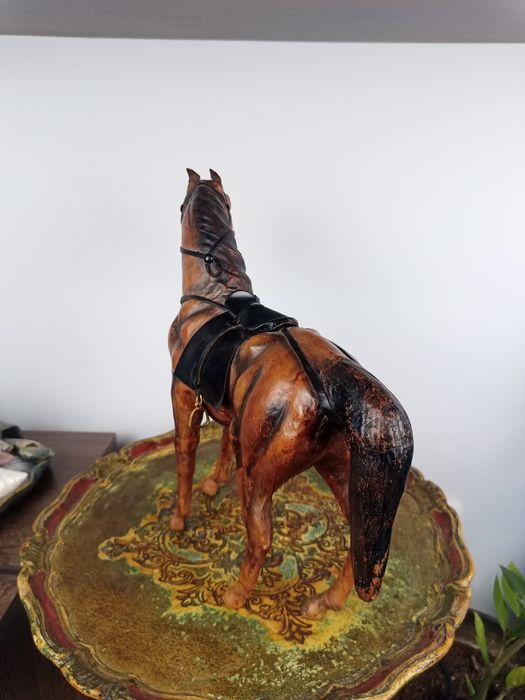 Ръчно изработени фигури от естествена кожа – Камила и Кон