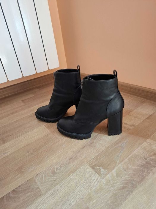 Дамски боти с ток